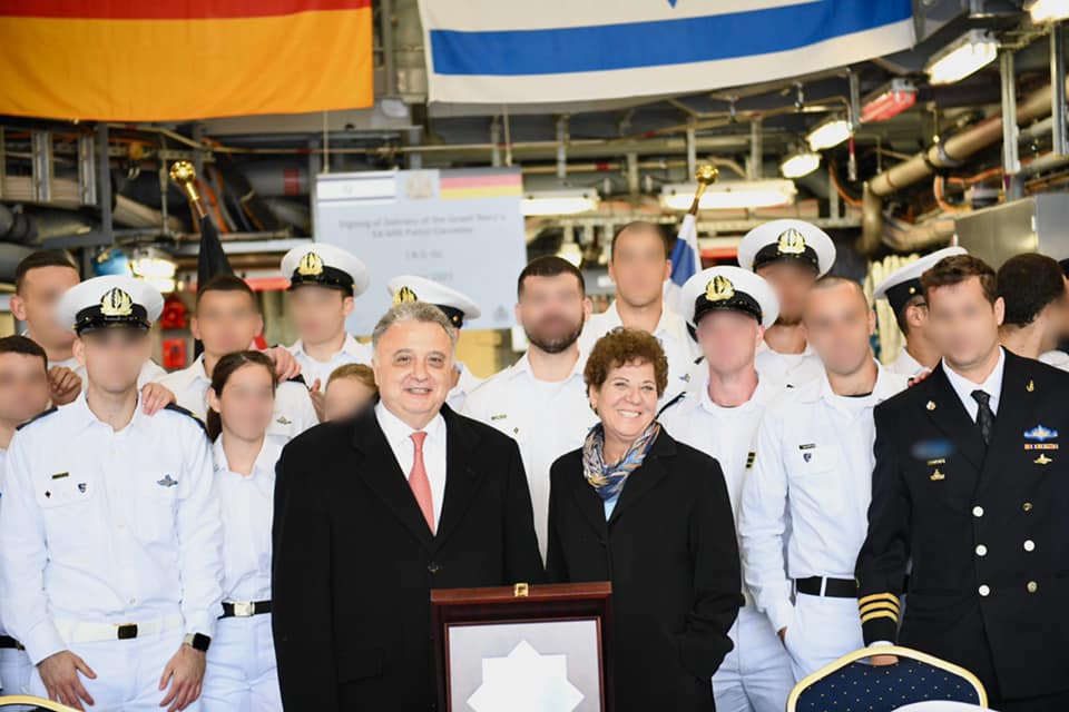 Botschafter Issacharoff, Ehefrau Laura Kam und Marinesoldaten